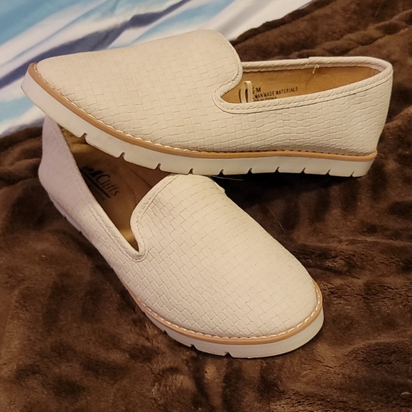 Cliffs by White Mountain white flats - Picture 3 of 3